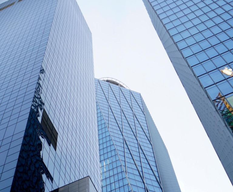 Tuzemské firmy si půjčily celkem přes 1,4 bilionu korun, často v zahraničí a mimo banky